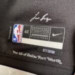 Camiseta Regata NBA Swingman Dallas Mavericks Luka Doncic 77 City Edition Preta 2024 Nike - Imagem 15