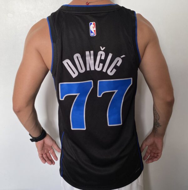 Camiseta Regata NBA Swingman Dallas Mavericks Luka Doncic 77 City Edition Preta 2024 Nike - Imagem 19