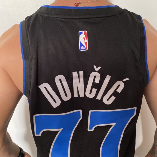 Camiseta Regata NBA Swingman Dallas Mavericks Luka Doncic 77 City Edition Preta 2024 Nike - Imagem 21