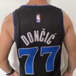 Camiseta Regata NBA Swingman Dallas Mavericks Luka Doncic 77 City Edition Preta 2024 Nike - Imagem 22