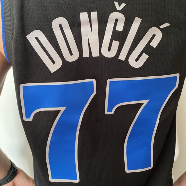 Camiseta Regata NBA Swingman Dallas Mavericks Luka Doncic 77 City Edition Preta 2024 Nike - Imagem 23