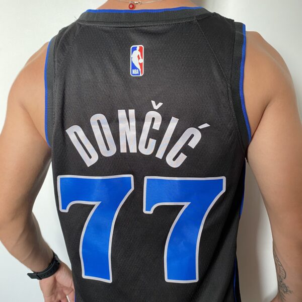 Camiseta Regata NBA Swingman Dallas Mavericks Luka Doncic 77 City Edition Preta 2024 Nike - Imagem 20