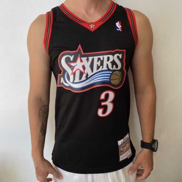 Camiseta Regata Basquete NBA Philadelphia 76ers Sixers 3 Allen Iverson Mitchell & Ness Preto - Imagem 1
