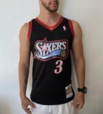 Camiseta Regata Basquete NBA Philadelphia 76ers Sixers 3 Allen Iverson Mitchell & Ness Preto - Imagem 2