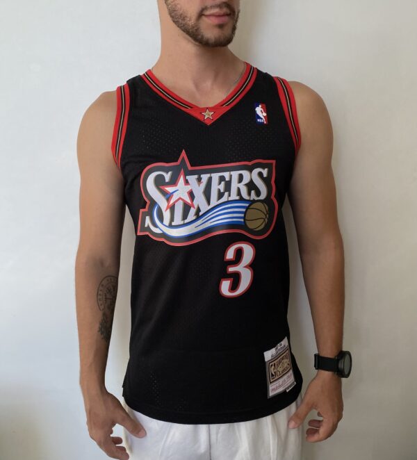 Camiseta Regata Basquete NBA Philadelphia 76ers Sixers 3 Allen Iverson Mitchell & Ness Preto - Imagem 2