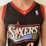 Camiseta Regata Basquete NBA Philadelphia 76ers Sixers 3 Allen Iverson Mitchell & Ness Preto - Imagem 3