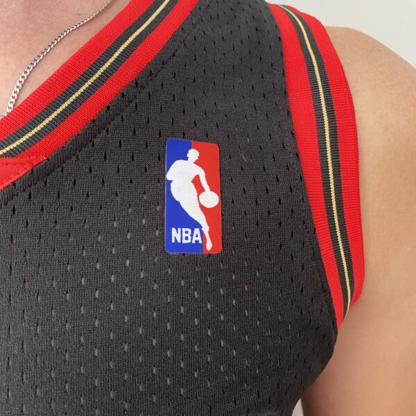 Camiseta Regata Basquete NBA Philadelphia 76ers Sixers 3 Allen Iverson Mitchell & Ness Preto - Imagem 4