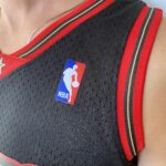 Camiseta Regata Basquete NBA Philadelphia 76ers Sixers 3 Allen Iverson Mitchell & Ness Preto - Imagem 5