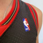 Camiseta Regata Basquete NBA Philadelphia 76ers Sixers 3 Allen Iverson Mitchell & Ness Preto - Imagem 6