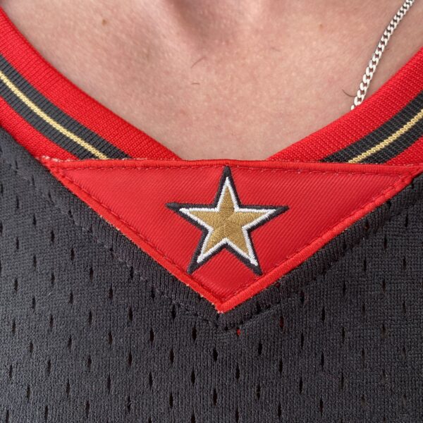 Camiseta Regata Basquete NBA Philadelphia 76ers Sixers 3 Allen Iverson Mitchell & Ness Preto - Imagem 7