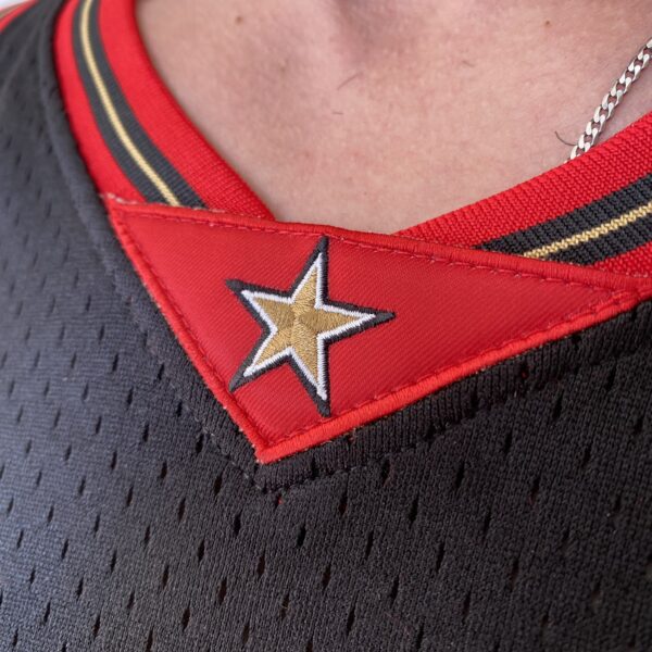 Camiseta Regata Basquete NBA Philadelphia 76ers Sixers 3 Allen Iverson Mitchell & Ness Preto - Imagem 8