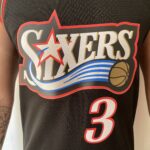 Camiseta Regata Basquete NBA Philadelphia 76ers Sixers 3 Allen Iverson Mitchell & Ness Preto - Imagem 9