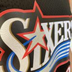 Camiseta Regata Basquete NBA Philadelphia 76ers Sixers 3 Allen Iverson Mitchell & Ness Preto - Imagem 12