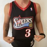Camiseta Regata Basquete NBA Philadelphia 76ers Sixers 3 Allen Iverson Mitchell & Ness Preto - Imagem 13