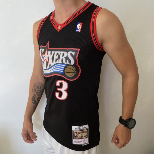 Camiseta Regata Basquete NBA Philadelphia 76ers Sixers 3 Allen Iverson Mitchell & Ness Preto - Imagem 15