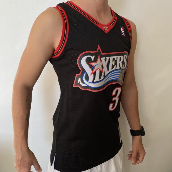 Camiseta Regata Basquete NBA Philadelphia 76ers Sixers 3 Allen Iverson Mitchell & Ness Preto - Imagem 16