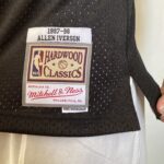 Camiseta Regata Basquete NBA Philadelphia 76ers Sixers 3 Allen Iverson Mitchell & Ness Preto - Imagem 17