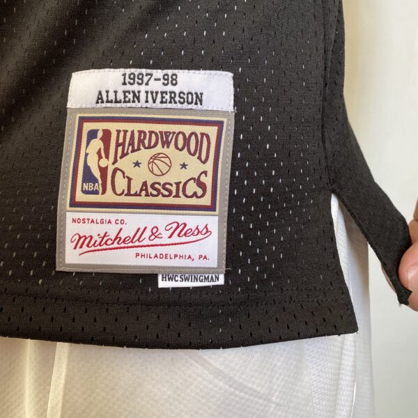 Camiseta Regata Basquete NBA Philadelphia 76ers Sixers 3 Allen Iverson Mitchell & Ness Preto - Imagem 17