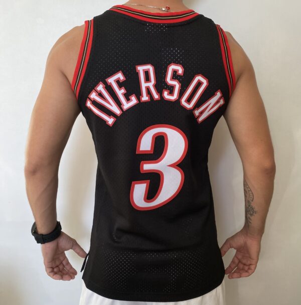 Camiseta Regata Basquete NBA Philadelphia 76ers Sixers 3 Allen Iverson Mitchell & Ness Preto - Imagem 20