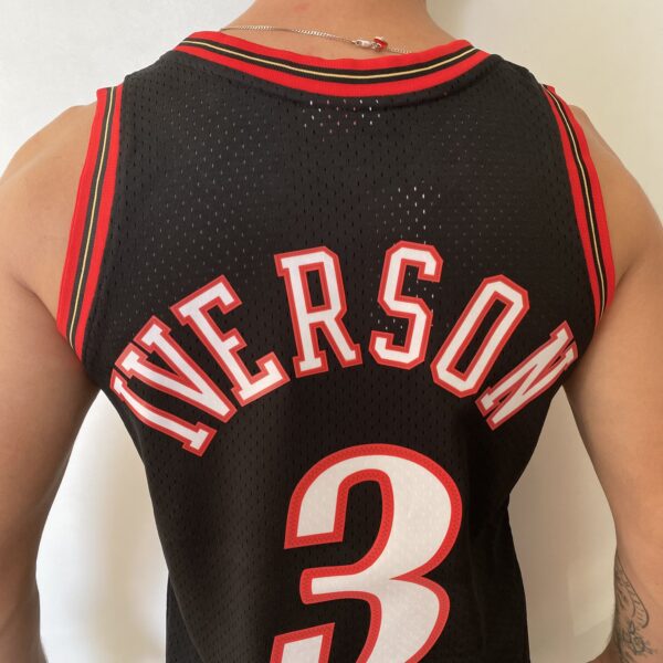 Camiseta Regata Basquete NBA Philadelphia 76ers Sixers 3 Allen Iverson Mitchell & Ness Preto - Imagem 21
