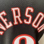 Camiseta Regata Basquete NBA Philadelphia 76ers Sixers 3 Allen Iverson Mitchell & Ness Preto - Imagem 23