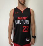 Camiseta Regata Basquete NBA Miami Heat Swingman - Jimmy Butler 22 - City Edition Preta 2024 Nike - Imagem 3