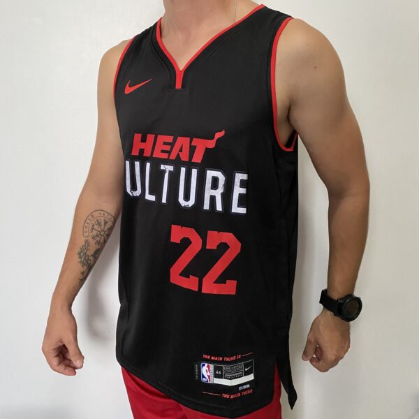Camiseta Regata Basquete NBA Miami Heat Swingman - Jimmy Butler 22 - City Edition Preta 2024 Nike - Imagem 9