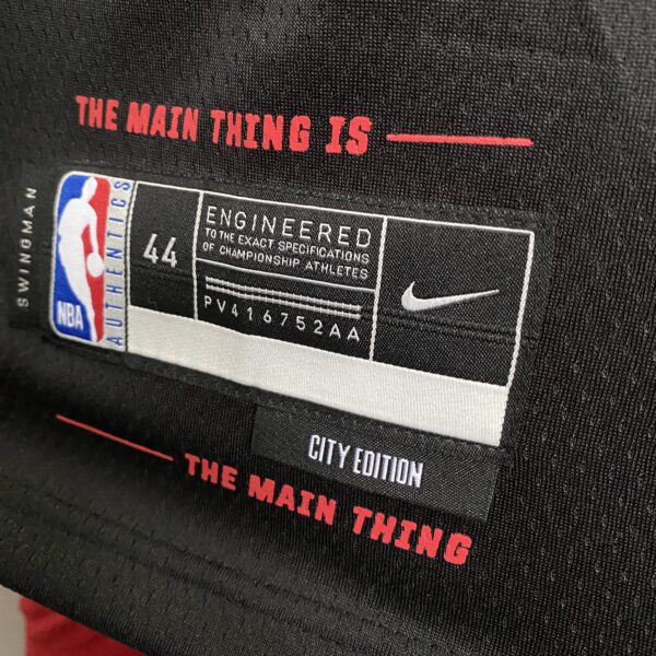 Camiseta Regata Basquete NBA Miami Heat Swingman - Jimmy Butler 22 - City Edition Preta 2024 Nike - Imagem 12