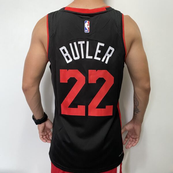 Camiseta Regata Basquete NBA Miami Heat Swingman - Jimmy Butler 22 - City Edition Preta 2024 Nike - Imagem 15