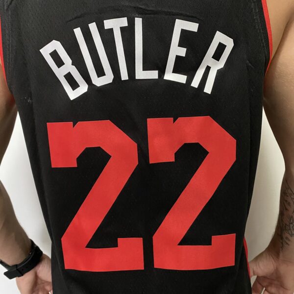 Camiseta Regata Basquete NBA Miami Heat Swingman - Jimmy Butler 22 - City Edition Preta 2024 Nike - Imagem 16