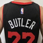 Camiseta Regata Basquete NBA Miami Heat Swingman - Jimmy Butler 22 - City Edition Preta 2024 Nike - Imagem 17