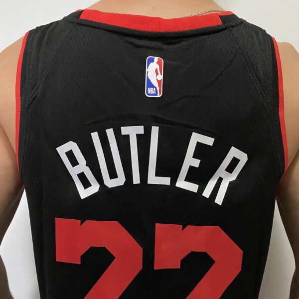 Camiseta Regata Basquete NBA Miami Heat Swingman - Jimmy Butler 22 - City Edition Preta 2024 Nike - Imagem 17