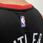 Camiseta Regata Basquete NBA Miami Heat Swingman - Jimmy Butler 22 - City Edition Preta 2024 Nike - Imagem 19