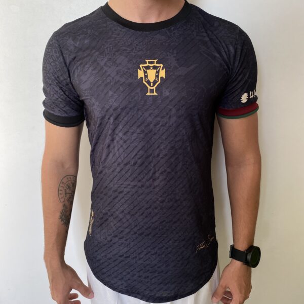 Camisa Portugal 2024 Versão Jogador - Cristiano Ronaldo 7 - Edição Especial GOAT Comma The Siu - Preta - Imagem 1