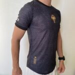 Camisa Portugal 2024 Versão Jogador - Cristiano Ronaldo 7 - Edição Especial GOAT Comma The Siu - Preta - Imagem 4