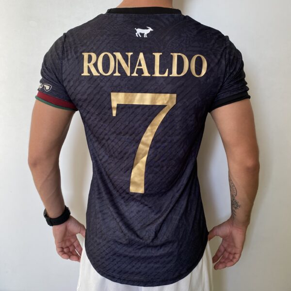 Camisa Portugal 2024 Versão Jogador - Cristiano Ronaldo 7 - Edição Especial GOAT Comma The Siu - Preta - Imagem 7