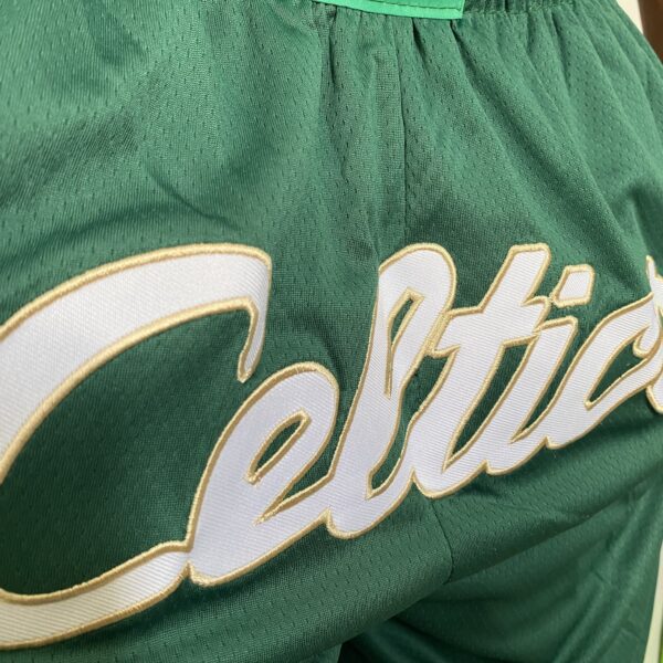 Short Bermuda Basquete NBA Swingman Boston Celtics City Edition Verde Dourada - Versão Especial - Bill Russell 2023 - Imagem 4