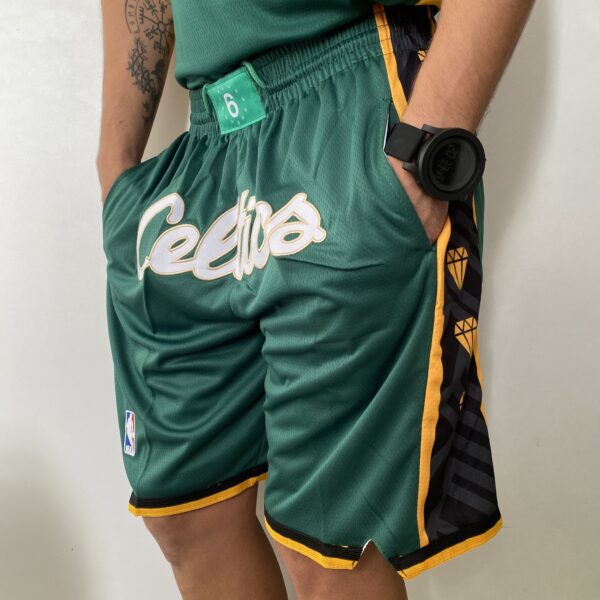 Short Bermuda Basquete NBA Swingman Boston Celtics City Edition Verde Dourada - Versão Especial - Bill Russell 2023 - Imagem 5