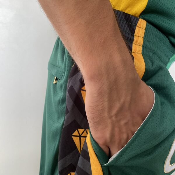 Short Bermuda Basquete NBA Swingman Boston Celtics City Edition Verde Dourada - Versão Especial - Bill Russell 2023 - Imagem 8
