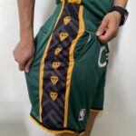 Short Bermuda Basquete NBA Swingman Boston Celtics City Edition Verde Dourada - Versão Especial - Bill Russell 2023 - Imagem 9