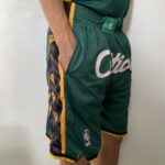 Short Bermuda Basquete NBA Swingman Boston Celtics City Edition Verde Dourada - Versão Especial - Bill Russell 2023 - Imagem 10