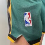 Short Bermuda Basquete NBA Swingman Boston Celtics City Edition Verde Dourada - Versão Especial - Bill Russell 2023 - Imagem 11