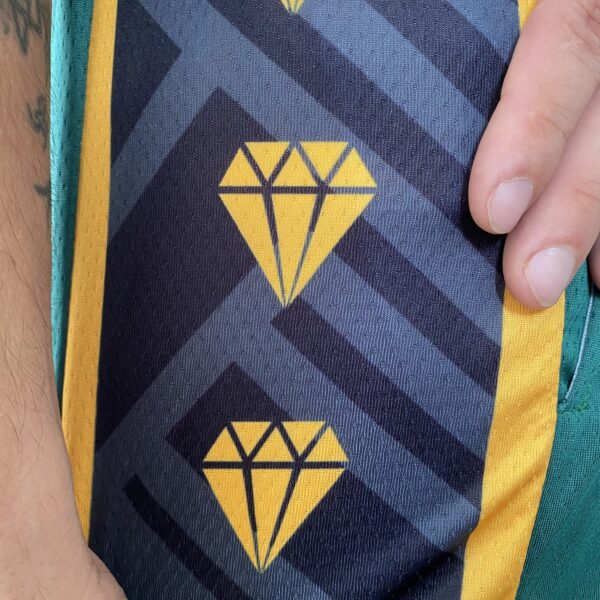 Short Bermuda Basquete NBA Swingman Boston Celtics City Edition Verde Dourada - Versão Especial - Bill Russell 2023 - Imagem 12