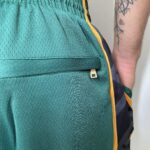 Short Bermuda Basquete NBA Swingman Boston Celtics City Edition Verde Dourada - Versão Especial - Bill Russell 2023 - Imagem 15