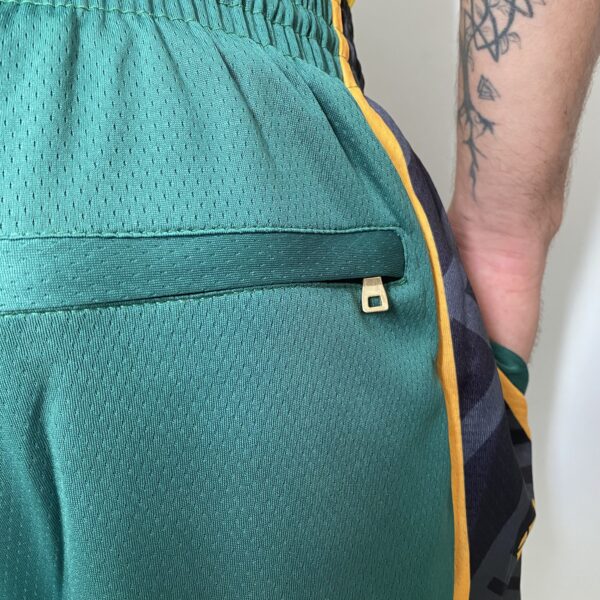 Short Bermuda Basquete NBA Swingman Boston Celtics City Edition Verde Dourada - Versão Especial - Bill Russell 2023 - Imagem 15
