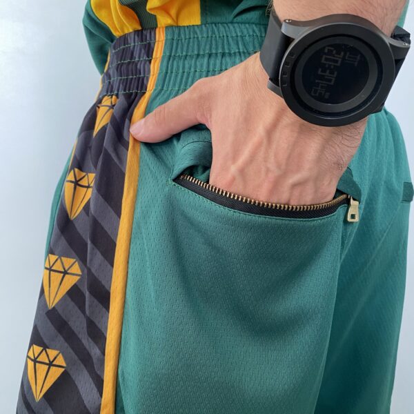 Short Bermuda Basquete NBA Swingman Boston Celtics City Edition Verde Dourada - Versão Especial - Bill Russell 2023 - Imagem 16