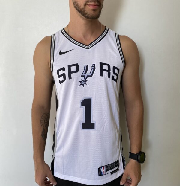 Camiseta Regata NBA Swingman San Antonio Spurs - Victor Wembanyama 1 - Association Edition Branca - 2024 Nike - Imagem 2