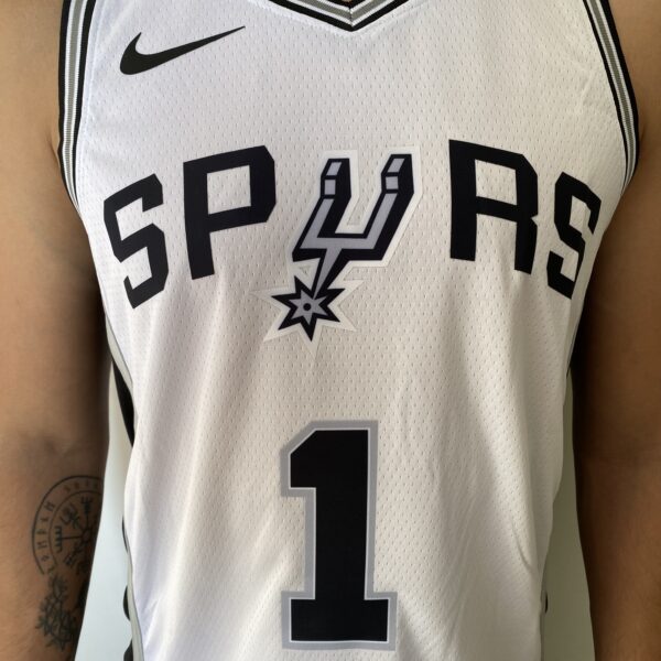 Camiseta Regata NBA Swingman San Antonio Spurs - Victor Wembanyama 1 - Association Edition Branca - 2024 Nike - Imagem 3