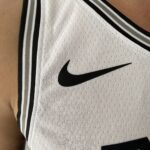 Camiseta Regata NBA Swingman San Antonio Spurs - Victor Wembanyama 1 - Association Edition Branca - 2024 Nike - Imagem 4