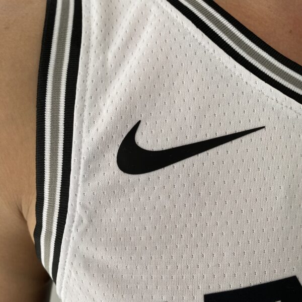 Camiseta Regata NBA Swingman San Antonio Spurs - Victor Wembanyama 1 - Association Edition Branca - 2024 Nike - Imagem 4
